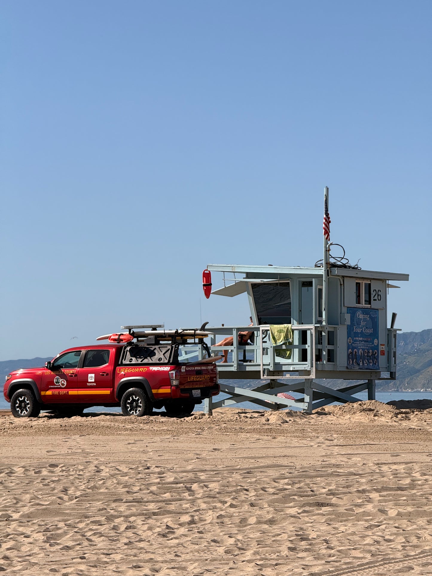 California Lifeguard Tower – Beach Phone Wallpaper